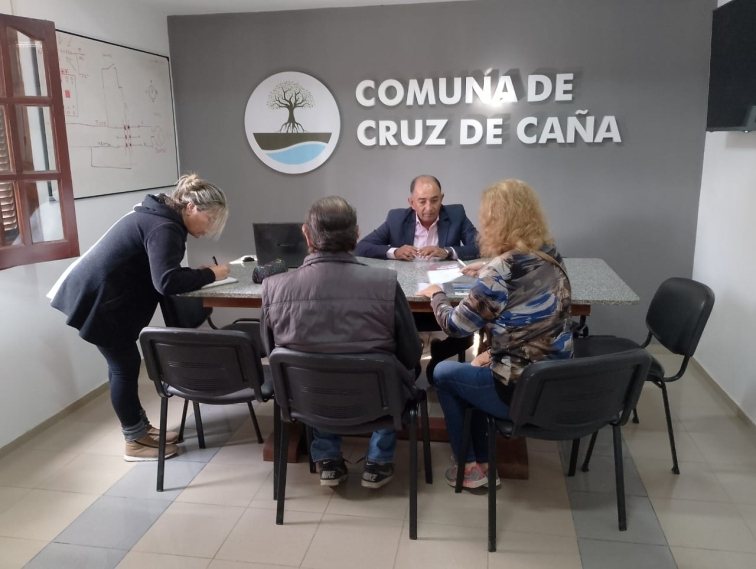 Adreil Aliendro, titular de la delaegación Defensoría del Pueblo , Delegación Cruz del Eje, haciendo gestión en la comuna Cruz del Caña.