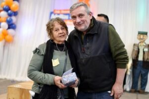 El intendente Homenajeando a una persona adulta mayor
